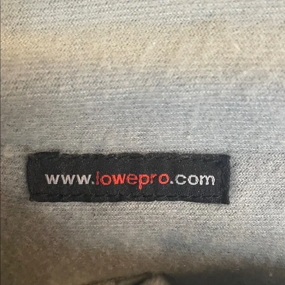 Lowepro camera case with adjustable straps. - Picture 5 of 6